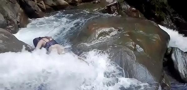  Lilyan se da un chapuzón muy atrevido al borde de una cascada